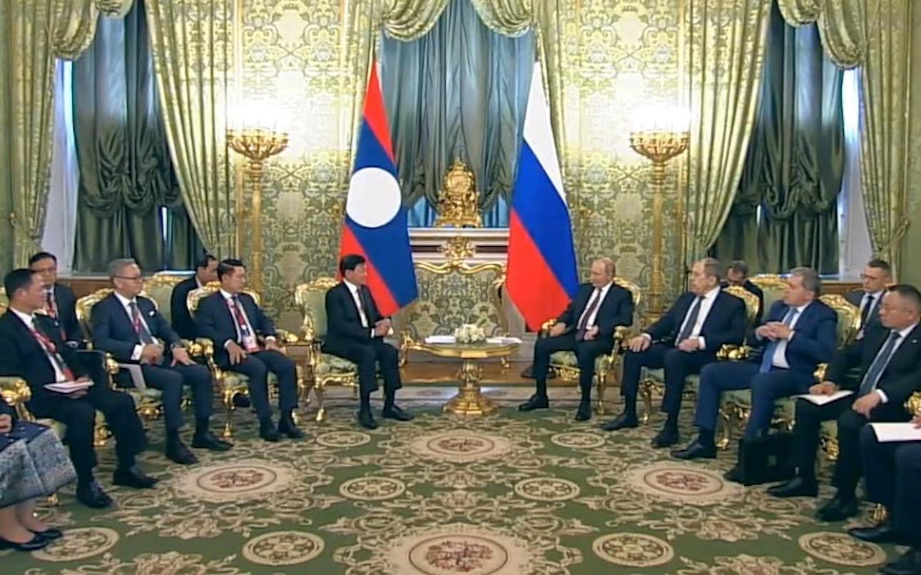 Президент-Лаоса-подарил-Путину-двух-слонов