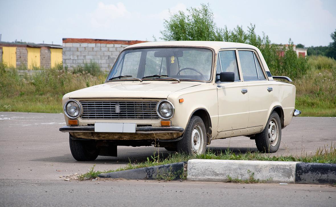 Автоэксперты-оценили-похожий-на-«Жигули»-автомобиль-на-постере-с-Трампом