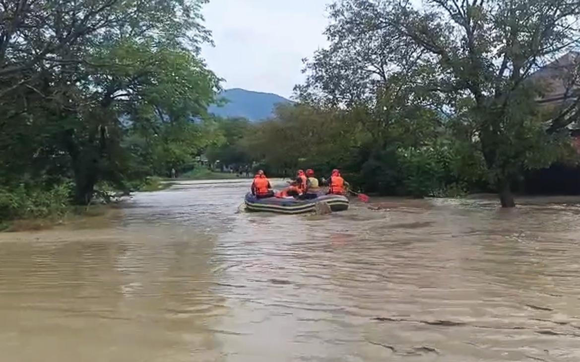 Появилось-видео-с-автобусом-с-25-человеками,-упавшим-в-реку-на-Кубани