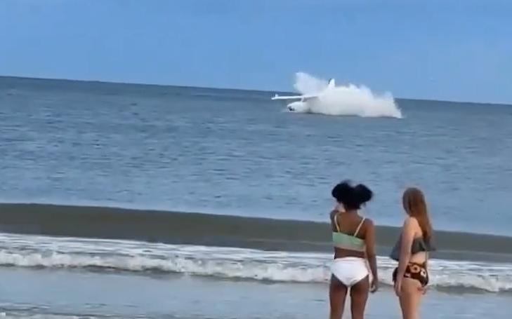 В-США-легкомоторный-самолет-аварийно-сел-на-воду.-Видео