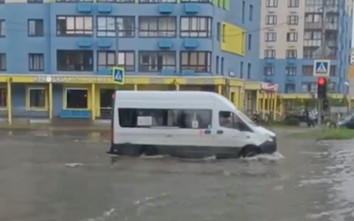 Многочасовой-дождь-подтопил-улицы-Москвы.-Видео