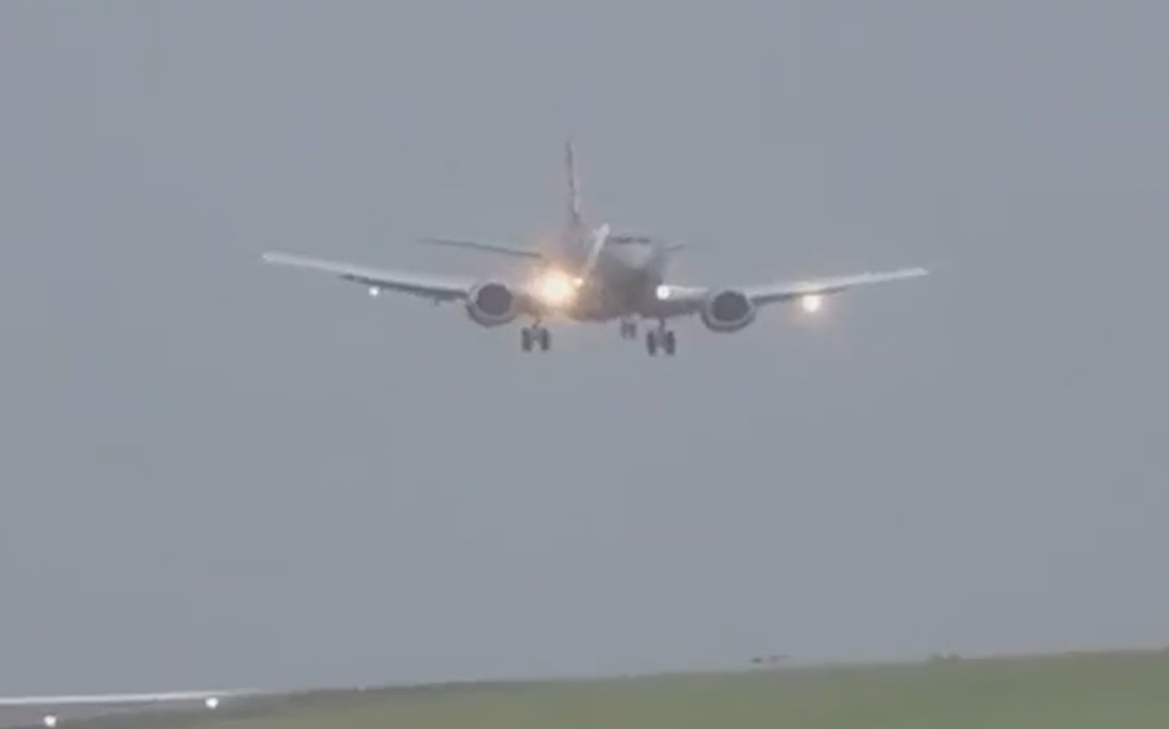 Из-за-шторма-самолет-в-Британии-совершил-жесткую-посадку.-Видео