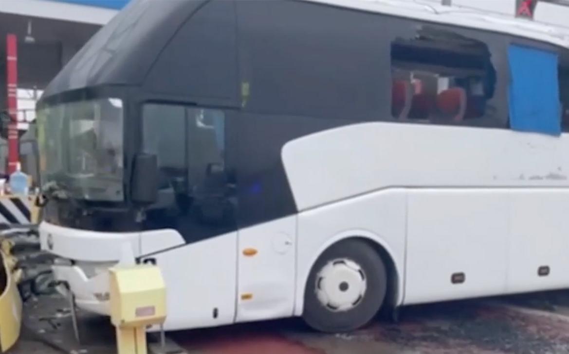 Врезавшийся-в-пункт-оплаты-трассы-М-4-«Дон»-автобус.-Видео