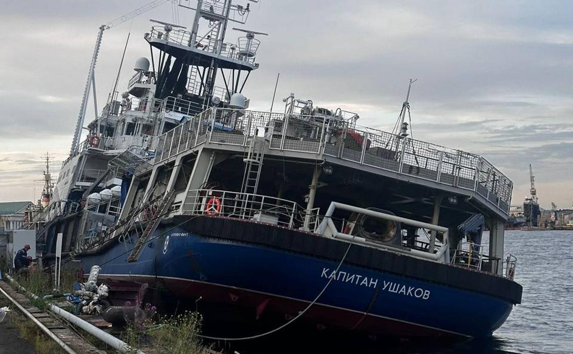 В-Санкт-Петербурге-затопило-морской-буксир
