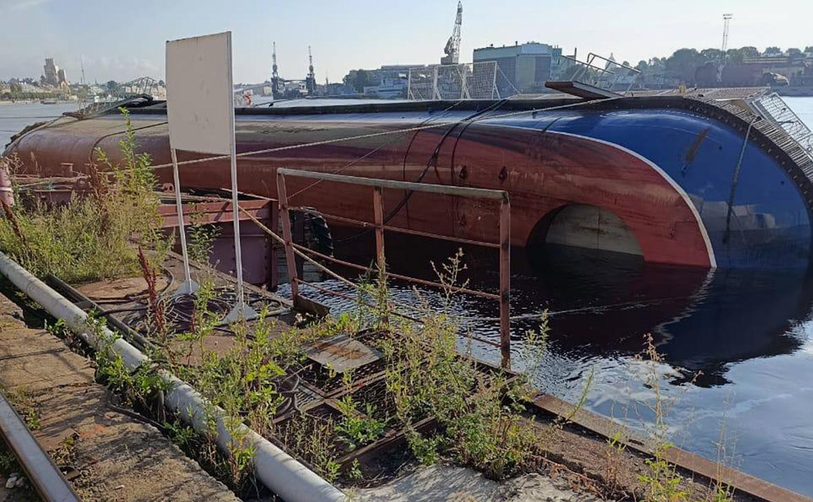 В-Петербурге-завели-дело-после-затопления-строящегося-морского-буксира