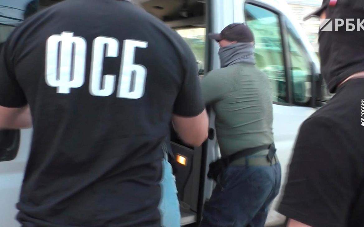 ФСБ-задержала-россиянина-за-планы-убить-«как-можно-больше»-военных.-Видео