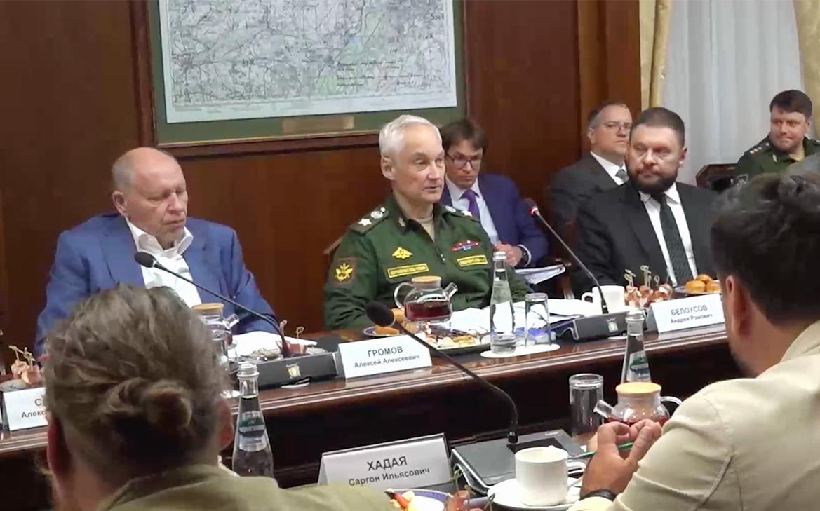 Белоусов-встретился-с-военными-корреспондентами