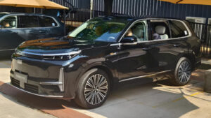 Крутой-аналог-mercedes-maybach-gls-и-bmw-x7-с-расходом-4,8-л/100-км-и-запасом-хода-до-1500-км.-К-дилерам-поступил-роскошный-шестиместный-внедорожник-geely-galaxy-m9