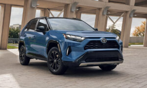 toyota-rav4-подешевел-в-России-на-1-млн-рублей,-toyota-highlander-подешевел-на-1,5-миллиона.-Крупный-дилер-рассказал,-как-крепкий-рубль-снизил-стоимость-импортных-машин-в-2025-году