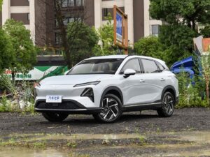 Просторный-кроссовер-с-расходом-всего-3,9-л/100-км-и-запасом-хода-больше-1100-км-—-всего-12,5-тыс-долларов-(1-млн-рублей).-Представлен-wuling-xingguang-s-2025