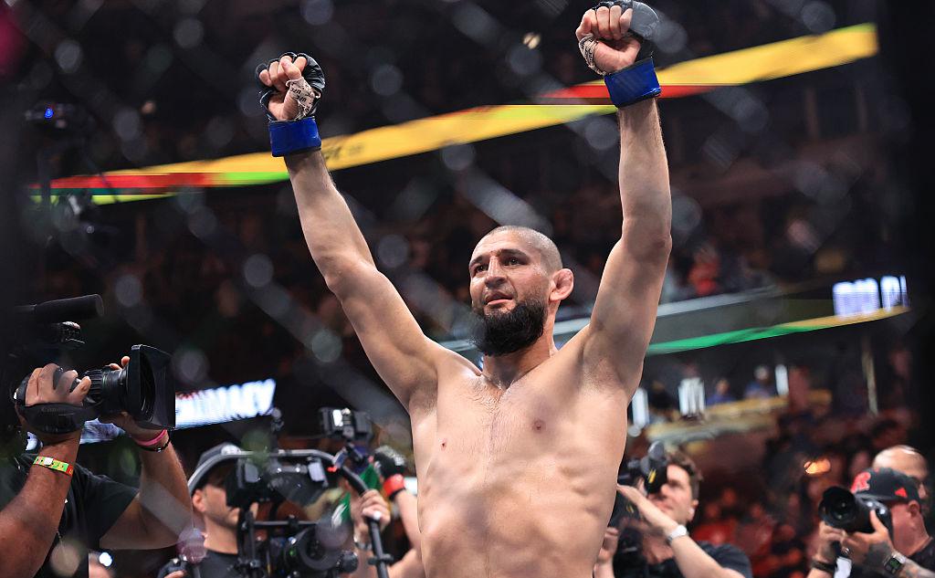 Кадыров-встретил-чемпиона-ufc-в-аэропорту-Грозного-и-подарил-ему-maybach