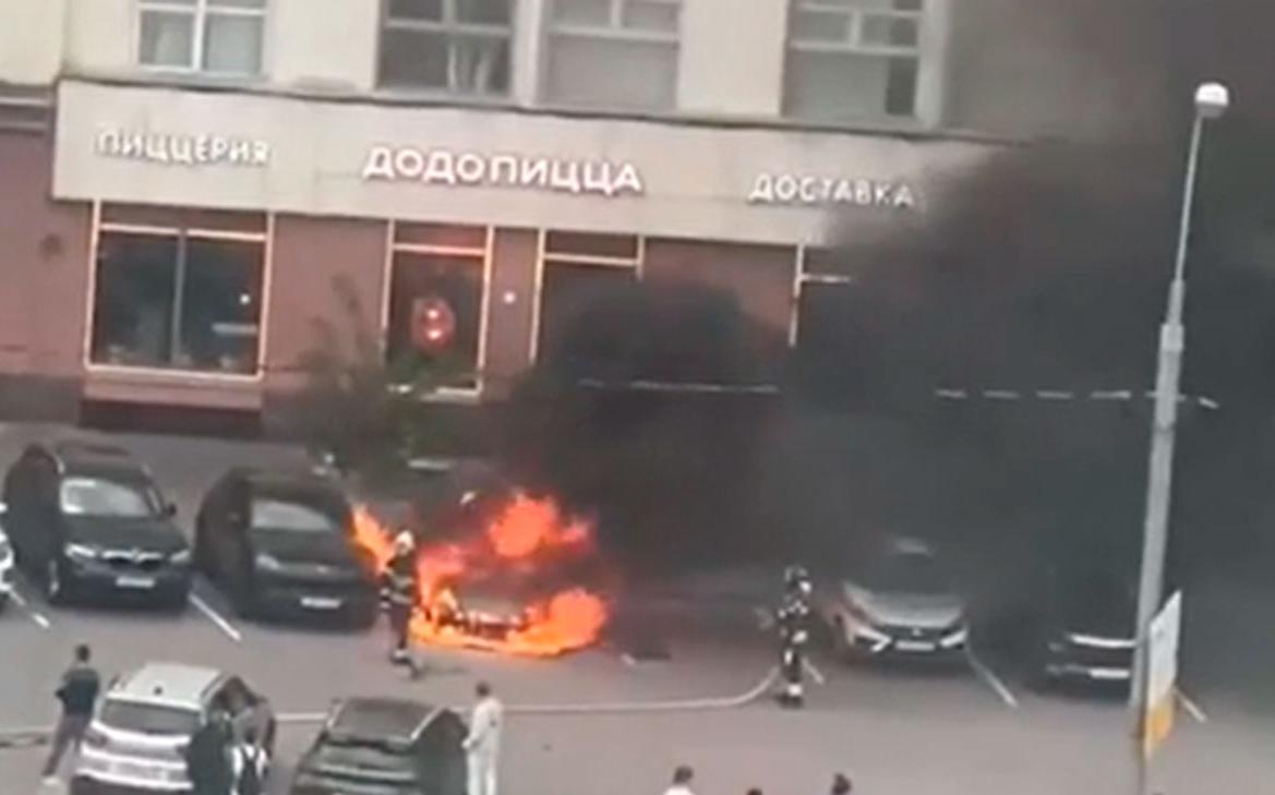 На-западе-Москвы-пожарные-потушили-горящие-на-парковке-автомобили.-Видео