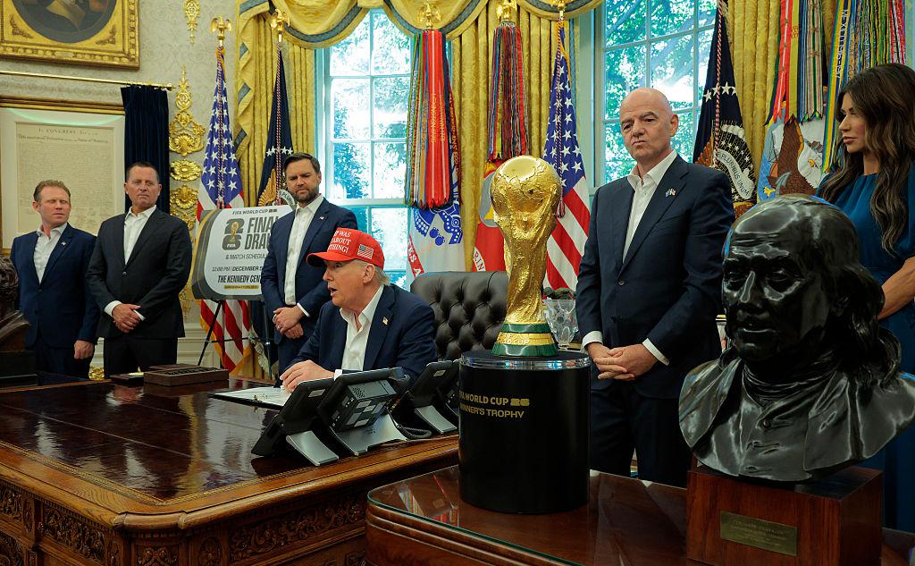 Трамп-захотел-оставить-кубок-чемпионата-мира-по-футболу-в-Белом-доме