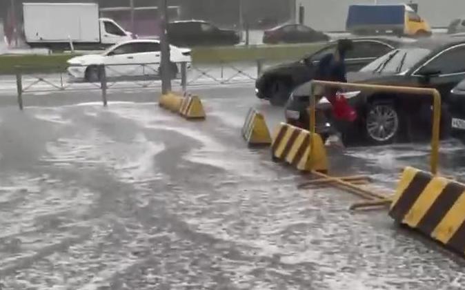 В-Санкт-Петербурге-выпал-снег-с-градом.-Видео