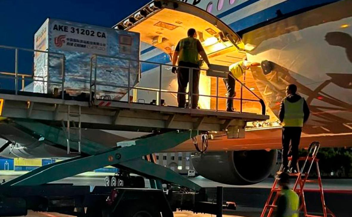 Таможня-рассказала-о-ремонте-приземлившегося-в-Югре-самолета-из-Лондона