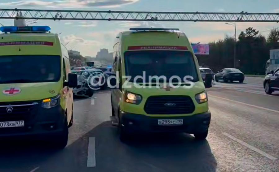 В-Москве-в-ДТП-с-участием-нескольких-машин-пострадали-три-человека