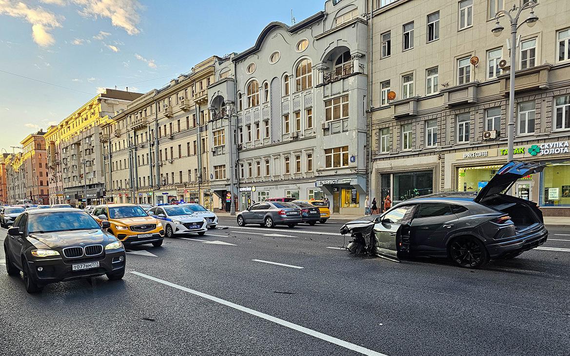lamborghini-и-toyota-столкнулись-в-центре-Москвы