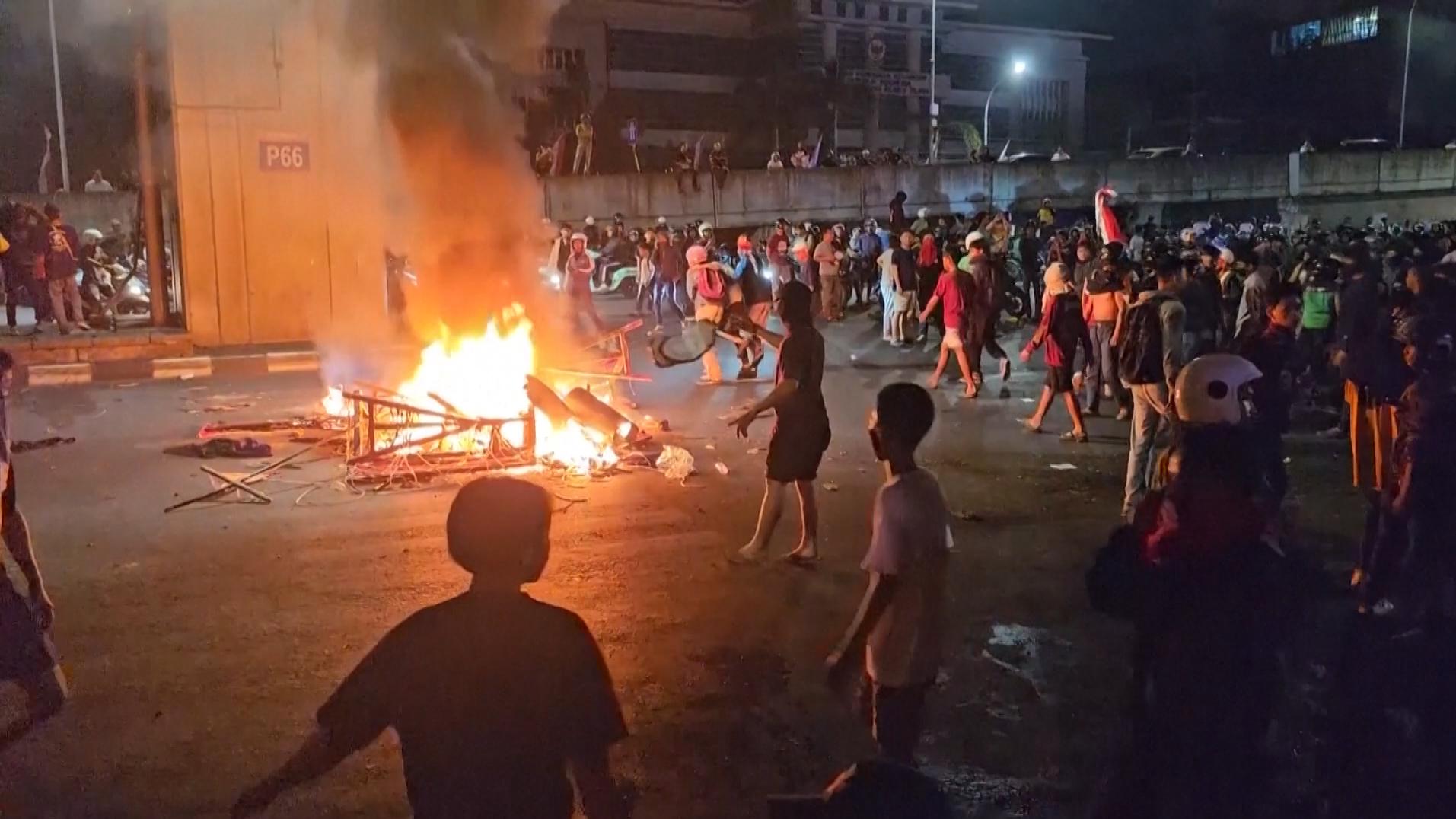 В-Джакарте-протестующие-запустили-в-полицию-фейерверки