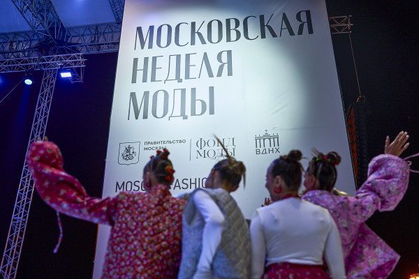 Мех,-кружево-и-Ван-Гог:-что-показали-на-Московской-неделе-моды