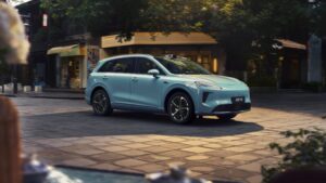 huawei-выдаёт-хит-за-хитом.-Новый-автомобиль-с-запасом-хода-до-1300-км-и-ценой-от-23-800-долларов-стал-суперхитом-—-это-saic-h5