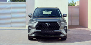 Семиместная-toyota-veloz-подешевела-в-России-до-2,9-млн-рублей.-Четыре-месяца-назад-такие-машины-предлагались-под-заказ-за-3,6-млн-рублей