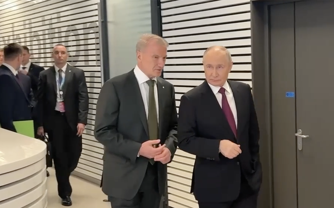 Путину-показали-робота-на-конференции-«Сбера»-по-ИИ
