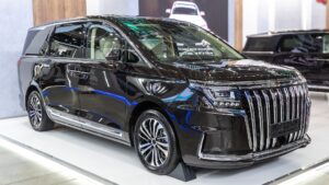 Аналог-toyota-alphard-российской-сборки-с-2,0-литровым-мотором-и-8-ступенчатым-«автоматом».-В-России-стартовали-«живые»-продажи-нового-семиместного-sollers-sp7
