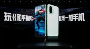 Первый-в-мире-смартфон-на-snapdragon-8-gen-5-не-шокирует-ценой.-Представлен-oneplus-ace-6t:-8300-мАч,-100-Вт,-большой-экран-1,5К-165-Гц,-ip69k-—-всего-340-долларов