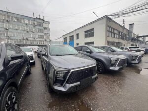 Большая-партия-«Москвичей-5»-прибыла-к-дилеру,-опубликованы-живые-фото,-названы-реальные-цены.-Завод-утверждает,-что-это-машины-с-пробегом