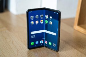 Складной-iphone-подстегнет-рынок,-а-samsung-получит-более-половины-заказов-на-гибкие-экраны-в-2026-году.-Опубликован-новый-прогноз-counterpoint-research