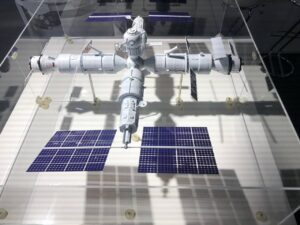 Неожиданно:-Российскую-орбитальную-станцию-будут-разворачивать-в-составе-МКС,-и-только-потом-она-отделится-и-будет-существовать-самостоятельно