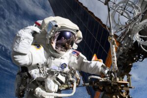 «Это-не-экстренная-эвакуация».-nasa-заявляет,-что-проблемы-со-здоровьем-астронавта-—-это-не-травма-и-не-результат-подготовки-к-выходу-в-открытый-космос