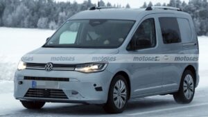 Прототип-нового-volkswagen-caddy-2027-засняли-на-фото.-Ему-приписывают обновленную-гибридную-систему,-улучшенную-подвеску-и-большой-сенсорный-экран