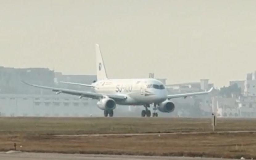 Российские-Ил-114-300-и-sj100-прилетели-на-выставку-в-Индию.-Видео