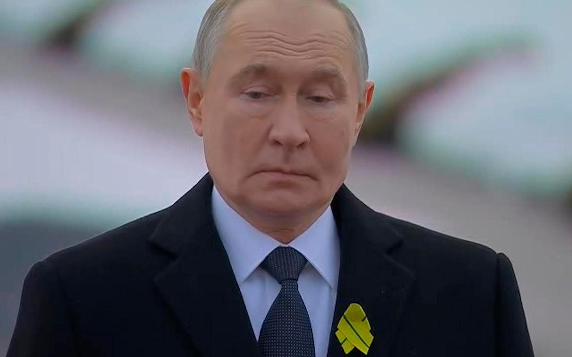 Путин-возложил-цветы-на-Пискаревском-мемориальном-кладбище.-Видео
