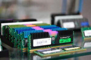 apple,-tesla-и-десять-крупных-компаний-предупредили,-что-дефицит-памяти-ограничит-производство.-Это-снизит-рентабельность-iphone