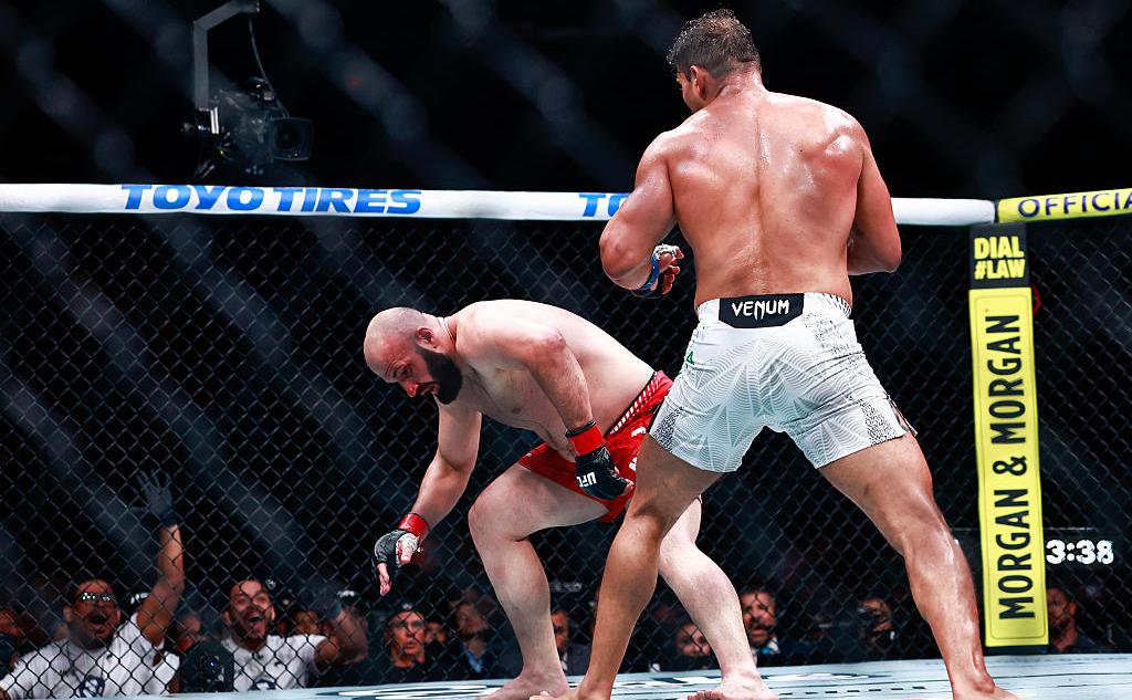 Россиянин-потерпел-первое-поражение-в-ufc,-пропустив-удар-ногой-в-голову