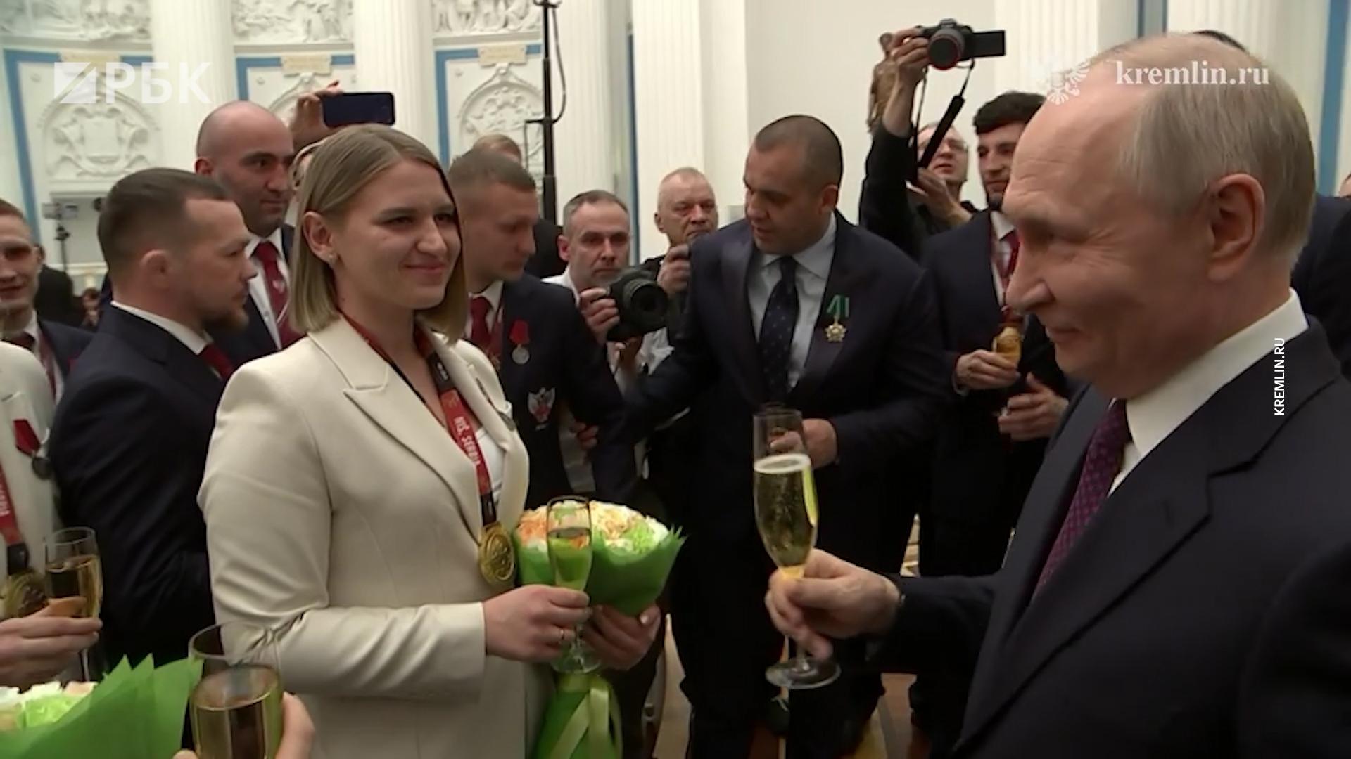 Путин-поднял-бокал-шампанского-с-чемпионами-мира-по-боксу-в-Кремле