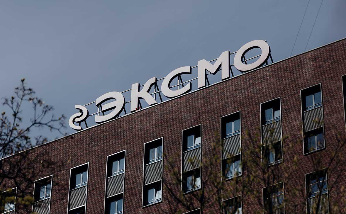 В-«Эксмо»-рассказали-о-секретной-доставке-рукописей-Пелевина-на-флешке