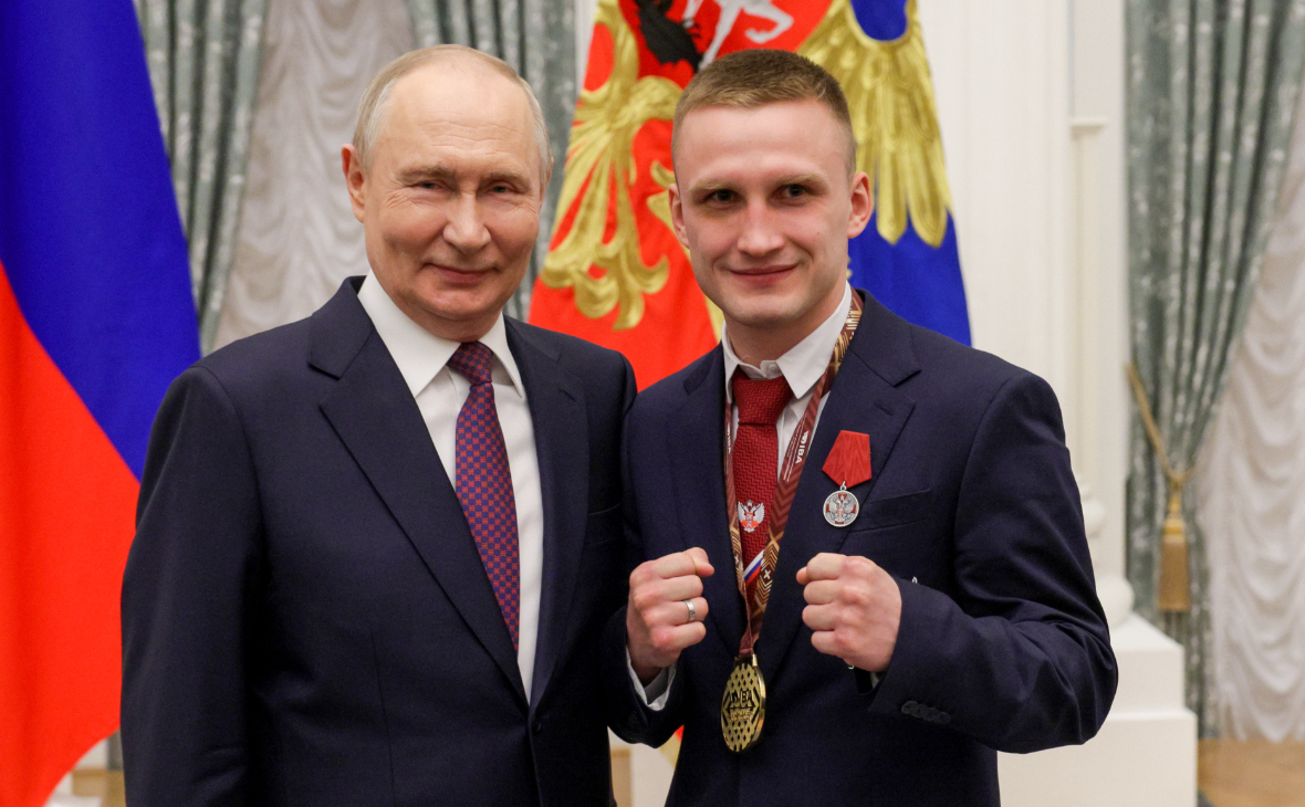 Путин-в-шутку-посоветовал-боксеру-Шумкову-продолжать-кусать-соперников