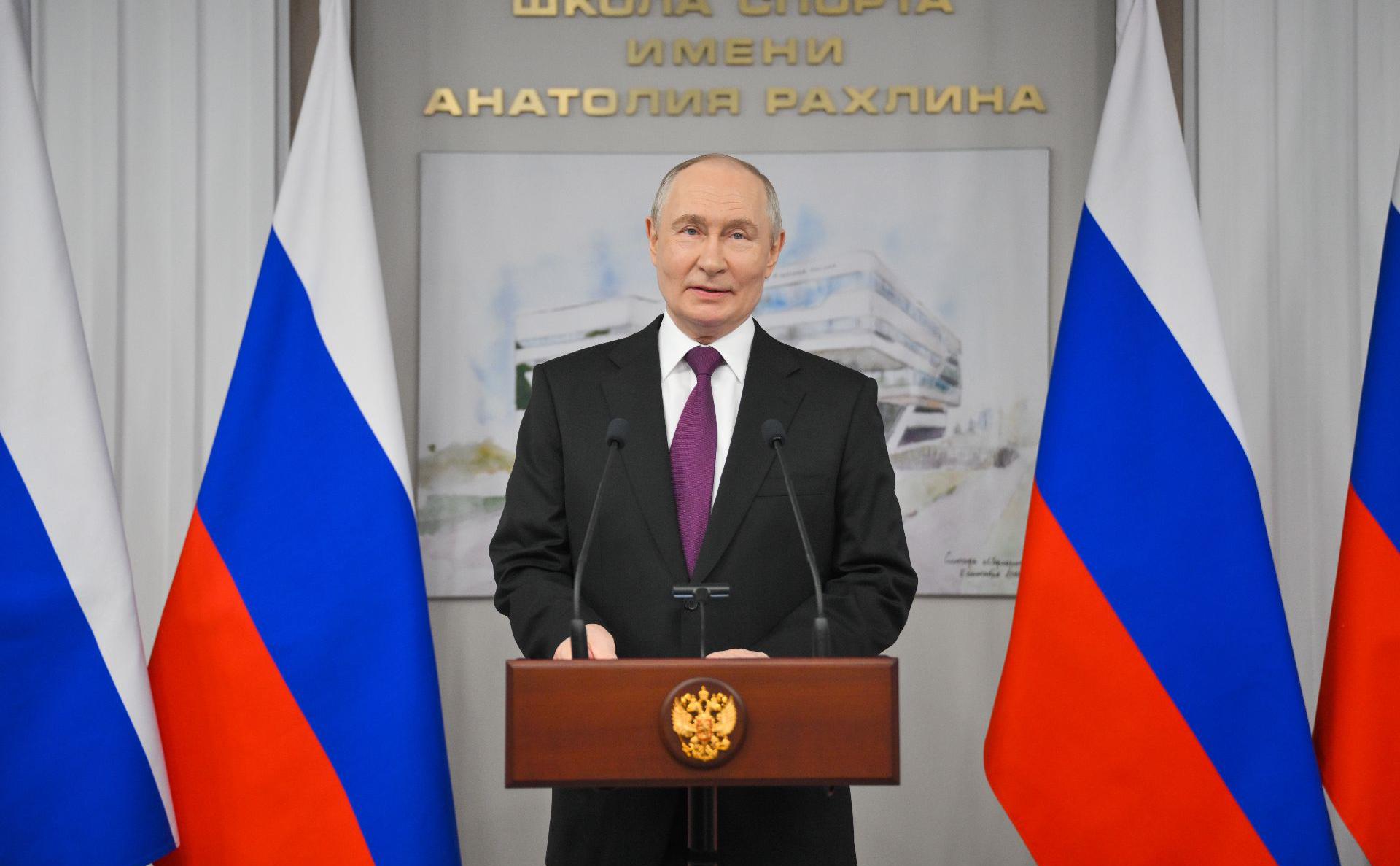 Путин-поцеловал-юную-гимнастку-в-лоб-и-пожелал-ей-успехов