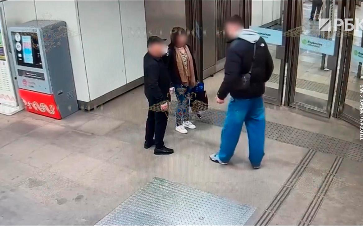 Полиция-задержала-мужчину,-угрожавшего-пистолетом-в-метро-Москвы.-Видео