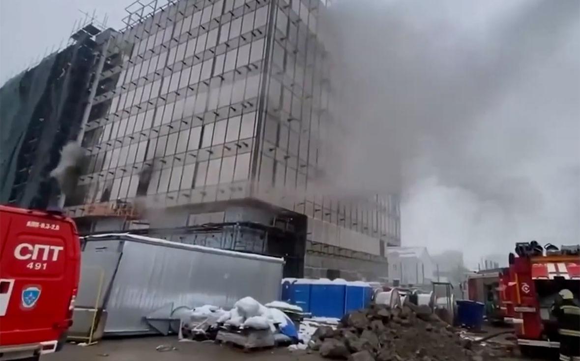В-МЧС-допустили,-что-в-горящем-в-Москве-здании-находятся-200-человек