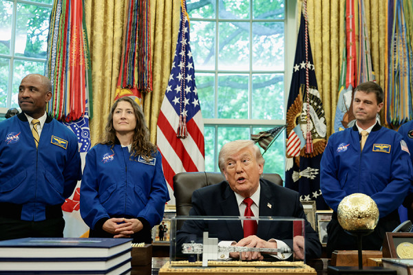 Трамп-принял-астронавтов-экспедиции-artemis-ii-в-Белом-доме.-Фоторепортаж