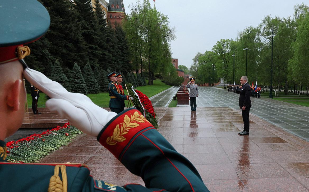 Фицо-возложил-венок-к-Могиле-Неизвестного-Солдата-в-Москве