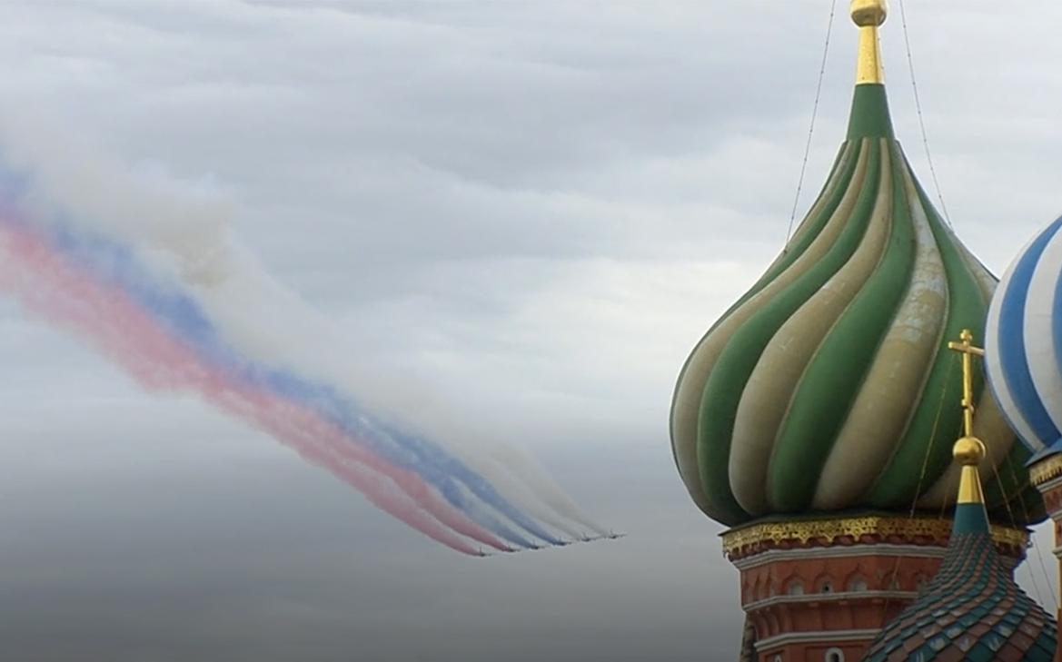 Пролет-самолетов-над-Красной-площадью-во-время-парада-Победы.-Видео