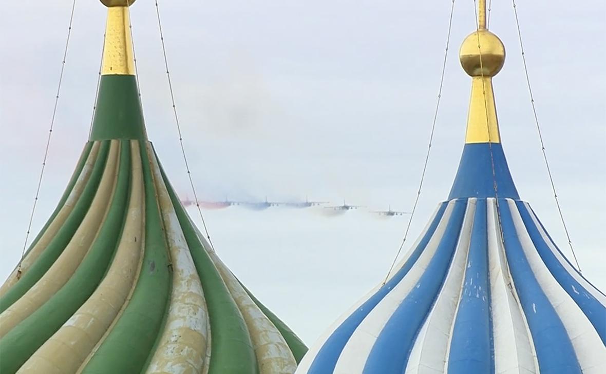 Над-Красной-площадью-пролетели-самолеты