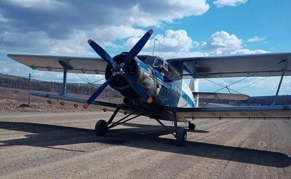 В-Бурятии-Ан-2-аварийно-сел-на-грунтовую-дорогу
