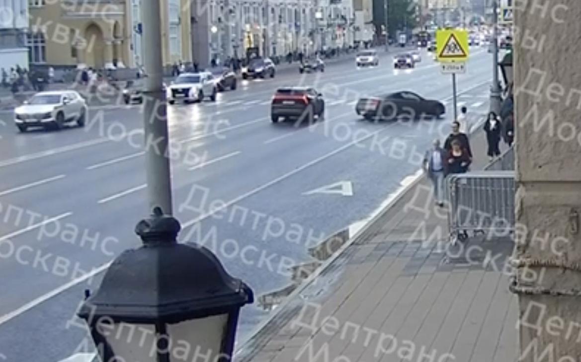 Три-человека-пострадали-при-наезде-автомобиля-на-остановку-в-Москве