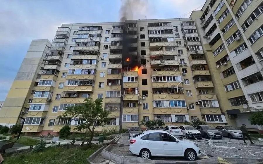 Дрон-атаковал-многоэтажку-в-Белгороде